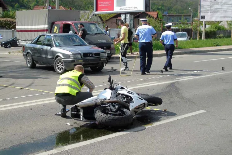 Accident grav! Doi tineri din Cluj, spulberați de pe motocicletă! A fost solicitat elicopterul SMURD