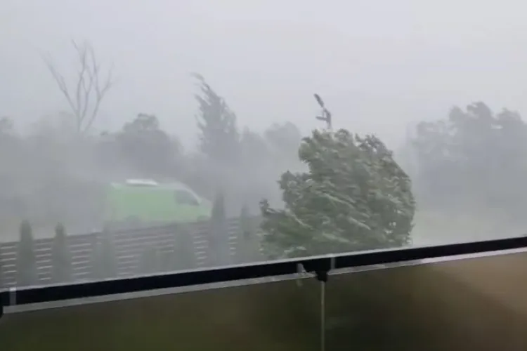 VIDEO Furtună dezlănțuită la Cluj. Vântul puternic a „măturat” străzile și locuințele cu adevărate perdele de apă 