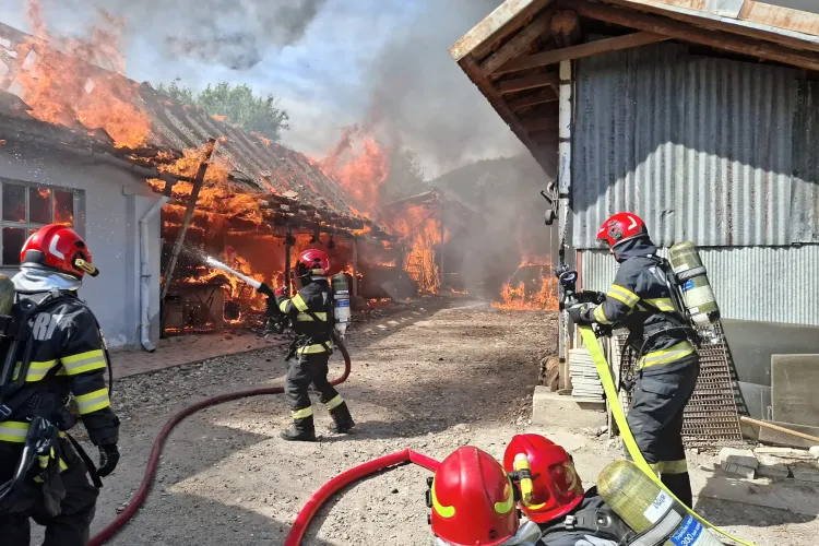 Gelozia l-a scos pe un bărbat din minți! Acesta a incendiat anexa vecinului după ce l-a amenințat: „Vă dau foc să ardeți ca șobolanii!”