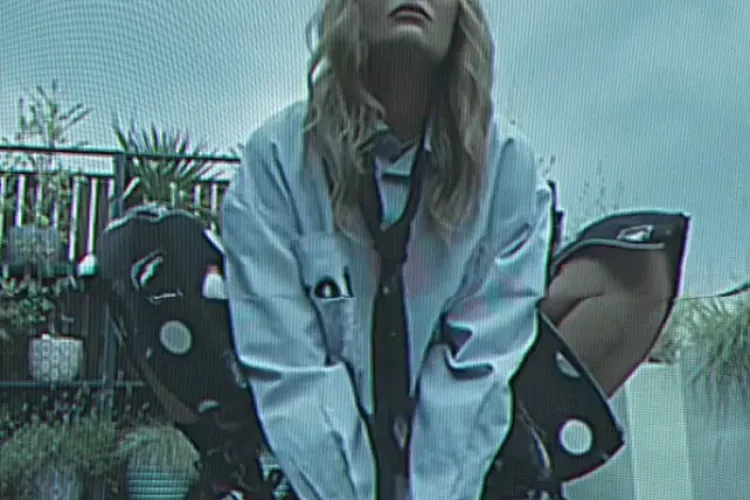 Delia a „șocat” din nou fanii cu niște papuci uriași. Cât costă „urâțeniile” de la Balenciaga, care deși par nepractici, nu par să o incomodeze VIDEO