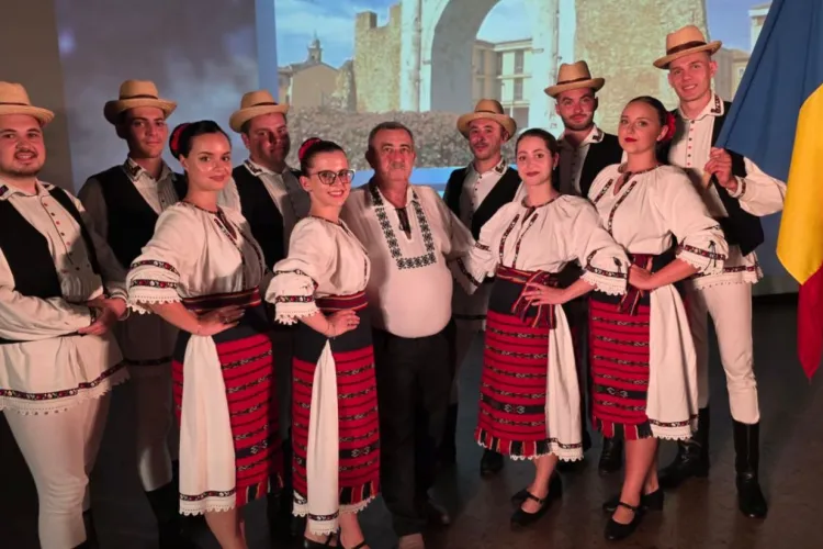 Străinii, la picioarele dansatorilor de la ansamblul folcloric „Vatră de Dor” din Cluj. Ce premiu au câștigat 