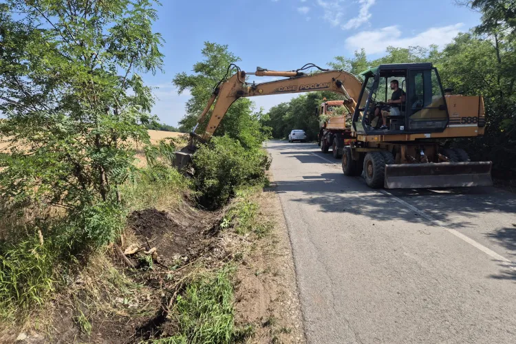 Încep lucrările pe un drum folosit de mii de turiști care vizitează Clujul! Se frezează, se curăță și se taie tot de pe drum! Atenție la trafic! FOTO