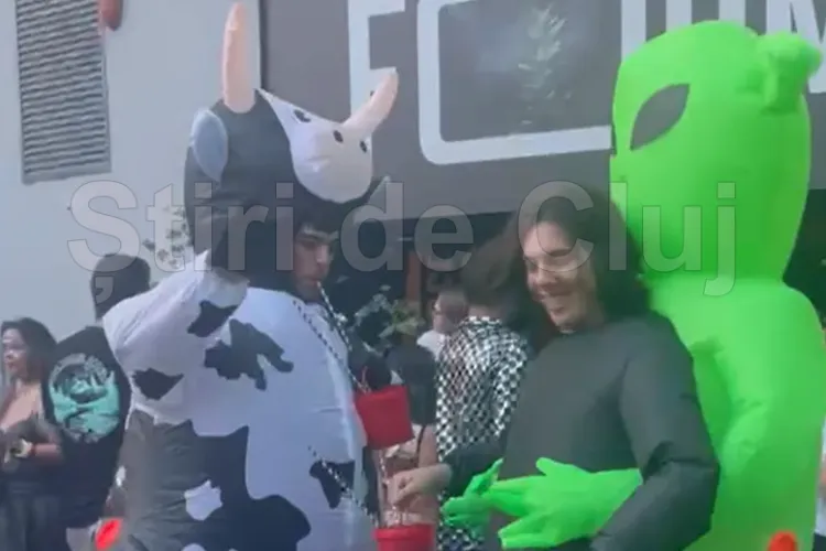 VIDEO. Să înceapă concursul celor mai neobișnuite costumații de la Untold! „Competiția” a debutat în forță: Un extraterestru și o vacă fac senzație!