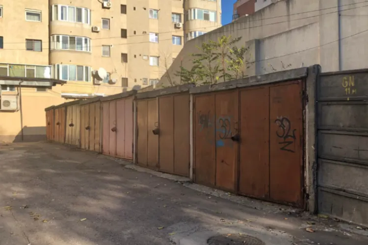 Garaje pline de gunoaie și persoane fără adăpost, chiar în inima Clujului. Locuitorii cer măsuri urgente: „Vor fi dărâmate în viitorul apropiat?”