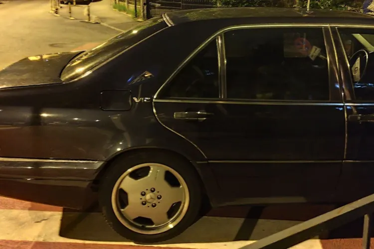 Parcare de „5 stele”, tupeu și numere de înmatriculare străine. Cum și-a lăsat mașina un șofer, în Cluj: „Pietonii se teleportează” FOTO