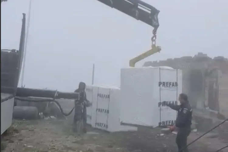 Imagini spectaculoase de pe Vlădeasa: Camioane și utilaje duc materiale pe vârf pentru reconstrucția stației meteo! FOTO