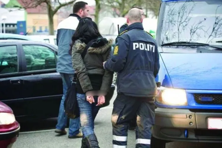 Timp de un an, o femeie de 28 de ani a vândut substanțe interzise, în Cluj, pe sume incredibile. Ce au găsit polițiștii în locuința ei FOTO/VIDEO