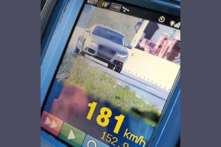 Un clujean de 20 de ani a bătut toate recordurile de viteză inconștientă la volan. Polițiștii l-au prins cu 181 km/h și l-au „ars” grav:„Drumul nu e pistă”