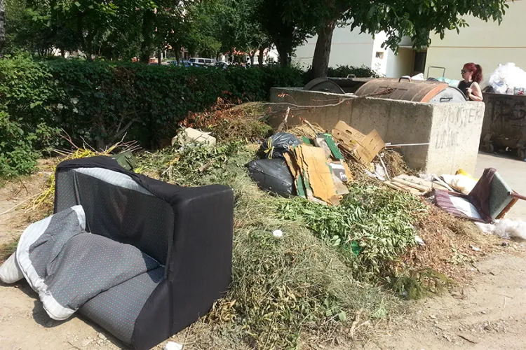 Mobilă veche aruncată pe stradă blochează parcările dintr-un cartier din Cluj! Locatarii sunt disperați și cer intervenția autorităților