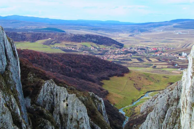 Un colț de paradis ascuns printre stânci, chiar în Cluj: Acest canion ascuns te provoacă la o drumeție cu adrenalină și priveliști spectaculoase