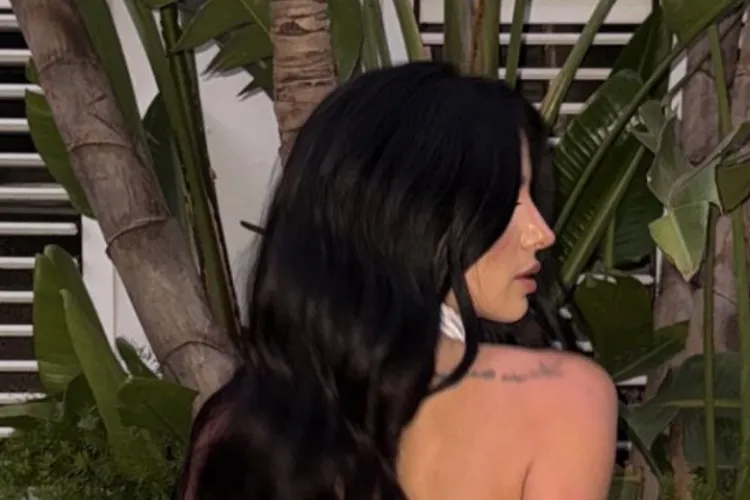 Clujeanca Ioana Grama, răvășitoare! Influencerița a încins imaginația fanilor cu rochia cu spatele gol: „Asta DA MAMĂ. Doar în certificatul de nastere!” 