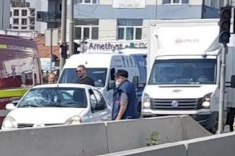 Zona Metro din Cluj, din nou scenă unui accident! Două mașini implicate într-o ciocnire, un bărbat de 78 de ani a avut nevoie de îngrijiri