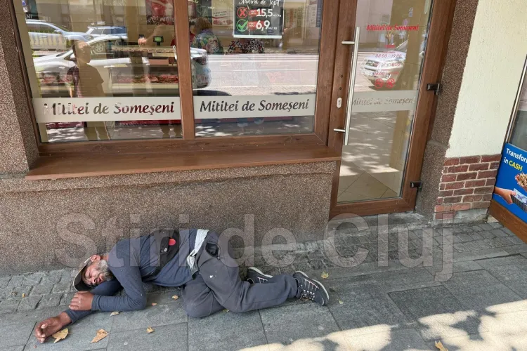 Patronii clujeni, disperați de bețivii ce-și fac veacul în fața magazinelor: „Se urinează peste tot. Nu intră lumea în magazin, că miroase a ghetou” VIDEO