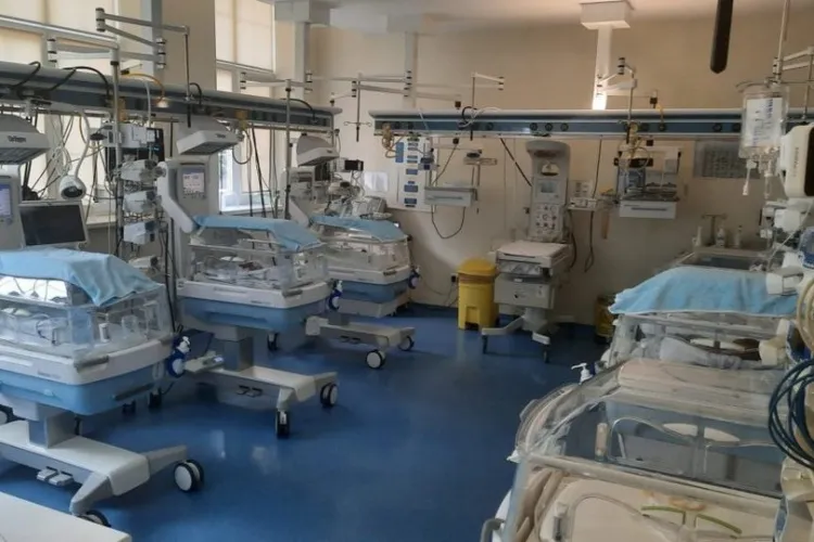 Tristețe fără margini! O mamă de numai 19 ani a murit la câteva zile după ce a născut. Ea mai avea acasă un copil