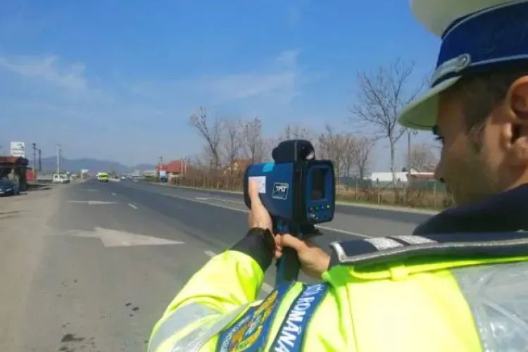 Șofer clujean de 23 de ani, care „zbura” cu o viteză amețitoare în localitate, oprit de poliție la Mărtinești. A luat sancțiunile maxime posibile