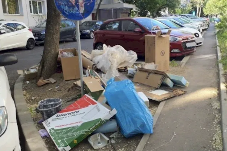 Intrarea în scara unui bloc dintr-un complex de lux din Cluj transformată în groapă de gunoi! Oamenii trebuie să calce printre resturi!