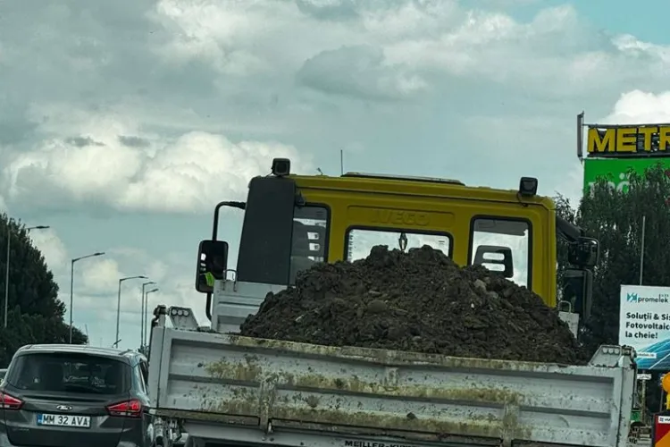 Camionetă fără stopuri și semnalizare, surprinsă în trafic lângă Metro Cluj: „Așa ceva mai rar… trebuie să ghicești când frânează”