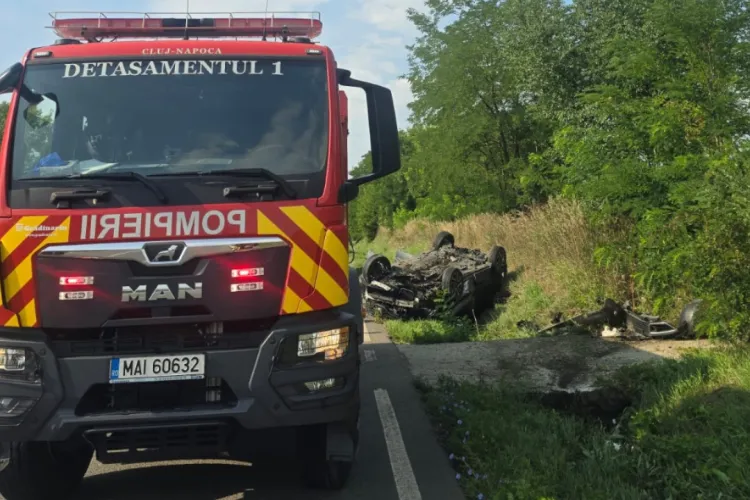 Accident pe un drum din Cluj: O femeie și doi copii au ajuns la spital după ce mașina în care se aflau s-a răsturnat pe marginea drumului