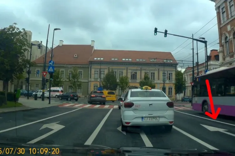 Provocare pentru șoferii clujeni lansată de cunoscutul polițist Tavi Perțea: „Săgeata aia trebuie să arate înainte sau la dreapta?” Voi ce credeți?
