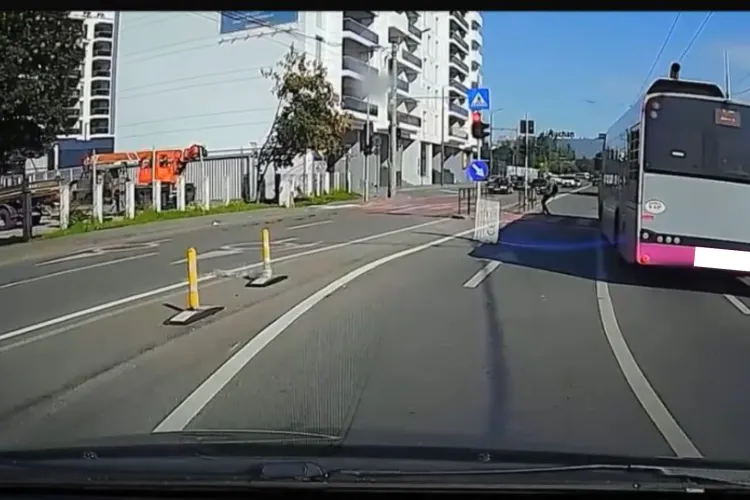 Scene șocante în Cluj-Napoca: Șoferul unui autobuz CTP trece pe roșu și evită la milimetru un pieton care traversa pe verde VIDEO