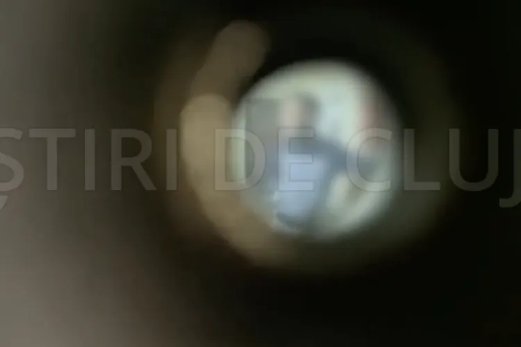 O familie cu două fetițe a trăit clipe de coșmar azi la prânz în Cluj-Napoca! Un bărbat suspect a încercat să intre în apartamenul lor