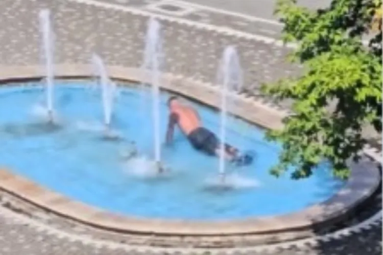 Își face pregătirile pentru Insula Iubirii! Bărbat surprins făcând flotări într-o arteziană, spre uimirea trecătorilor VIDEO 