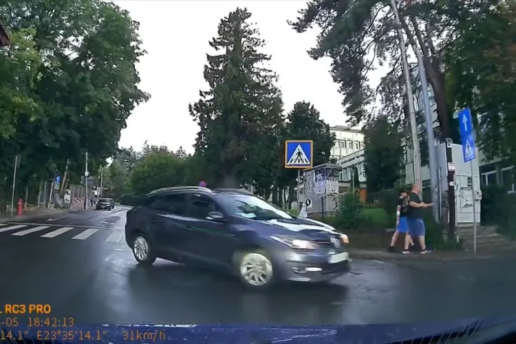 Prioritatea e pentru fraieri: O manevră de stânga forțată putea provoca un accident grav în Cluj-Napoca. ”Am fost băiețaș, cu plăcere!” VIDEO