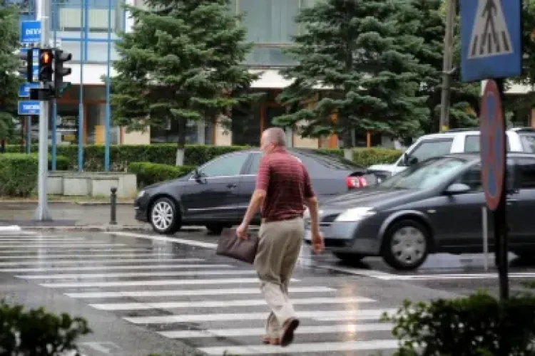 Haos zilnic pe o stradă din Cluj-Napoca:  Pietonii, obligați să circule pe carosabil: „Zilnic se întâmplă asta” 