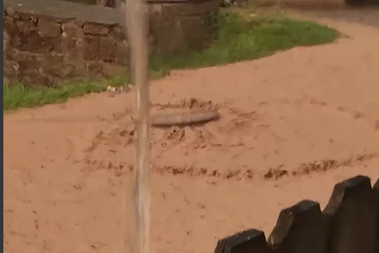 VIDEO „Fluviu” de noroi în Baciu. Clujenii care locuiesc în zonă, inundați de un șuvoi maroniu, după ploaia torențială de aseară: „Lucrul bine făcut”