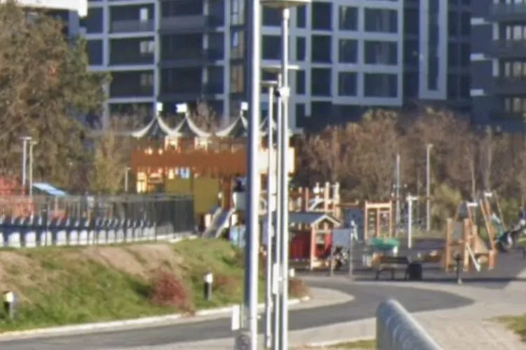 Zona de joacă s-a transformat în una de pericol din cauza lipsei de umbră! Copiii din Cluj fug de tartanul încins și topoganele fierbinți în vacanța mare