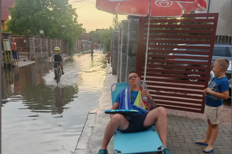 Floreștenii au umor! Și-au luat șezlong-ul și umbrela și s-au pus la... plajă la all inclusive: „Mă simt ca-n Grecia.Valurile îmi șoptesc poezii în ureche”