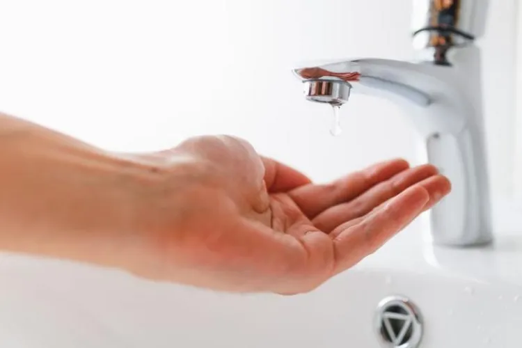 Zeci de străzi din Cluj-Napoca rămân fără apă! Clujenii, avertizați să-și facă provizii de urgență