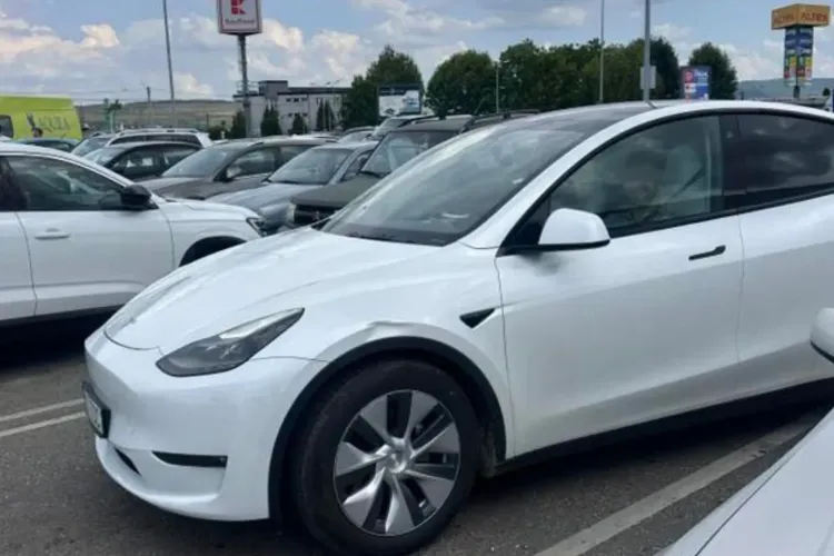 Un bărbat și-a parcat Tesla pe două locuri pentru persoane cu dizabilități, în Cluj, apoi a râs când a fost surprins: „Mare om, mare caracter!” FOTO