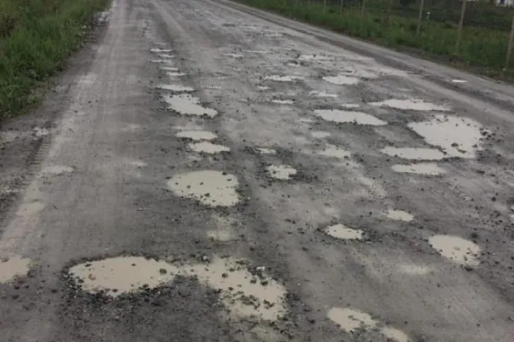 Mai multe străzi din Cluj-Napoca, pline de gropi adânci! Locuitorii cer pietriș și balastru de la Primărie: „Cât mai curând posibil” 