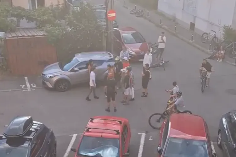 VIDEO Scandal între adolescenți, între blocuri, în cartierul Grigorescu din Cluj-Napoca: Un băiat a fost „încolțit” de un grup de tineri