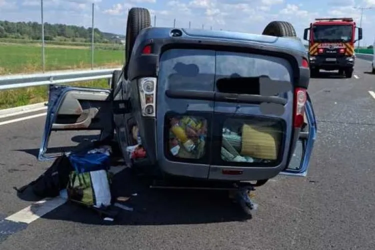 Accident grav! Cinci persoane, inclusiv doi copii de 3 și 10 ani, au fost rănite după ce un autoturism s-a răsturnat. Pompierii au intervenit de urgență 