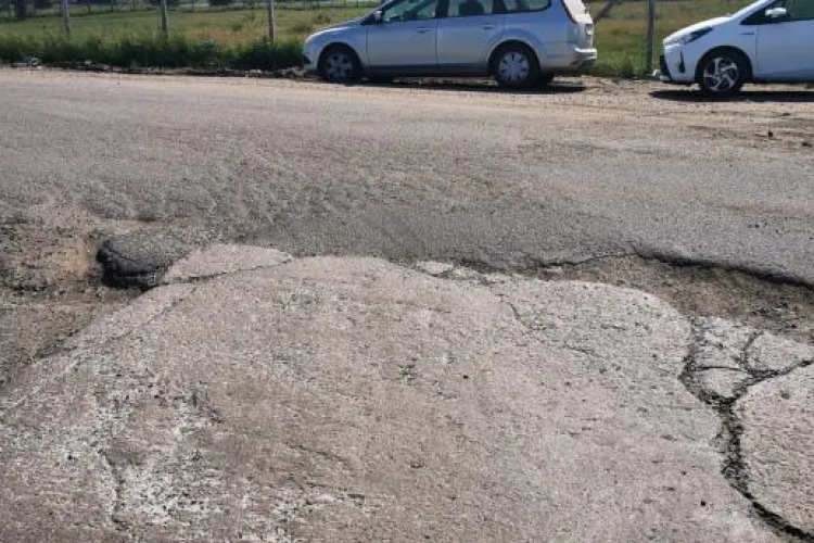 O stradă din Cluj-Napoca a devenit un adevărat coșmar pentru șoferi: „Traficul de camioane generează gropi adânci”