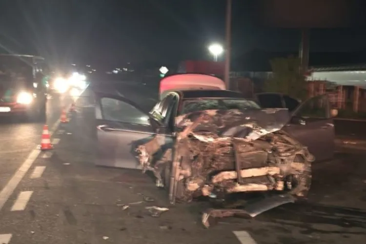 Accident la Cluj între un autocamion și un autoturism. Un bărbat și o femeie au fost transportați la spital FOTO