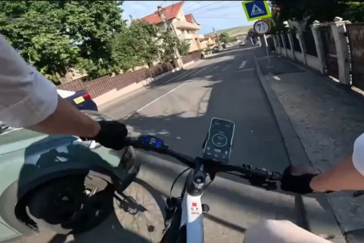 Un biciclist din Cluj-Napoca s-a trezit într-o situație periculoasă în trafic: „Eram cu o mână pe ghidon și cu cealaltă dădeam semnal…” VIDEO