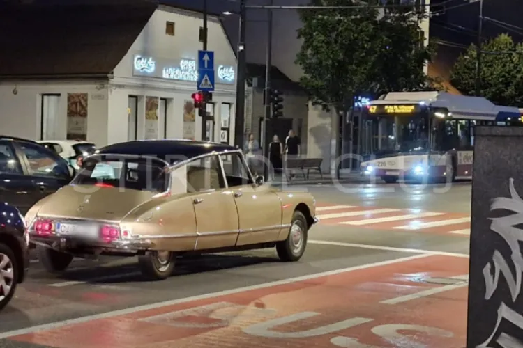 Mașină de epocă, în miez de noapte pe străzile din Cluj-Napoca! Eleganța anilor ’70 a revenit printre clujeni 