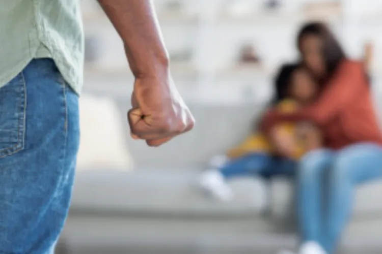 Terifiant: Un tânar de 35 de ani și-a bătut soția și cele două fetițe, cu pumnii și picioarele, până le-a băgat în spital. Detaliile șocante ale abuzului 