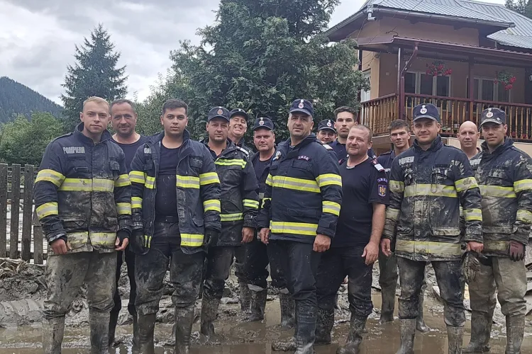 Pompierii clujeni luptă în prima linie a dezastrului din Broșteni. Au scos apă din case și chiar au recuperat animale luate de viitura puternică FOTO