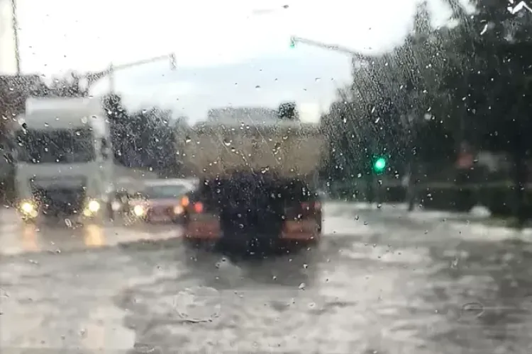 VIDEO. Clujul, oraș navigabil: Strada Corneliu Coposu, fluviu după ploi: „Nu avem Someș navigabil? Nu-i problema! Avem Corneliu Coposu navigabil”