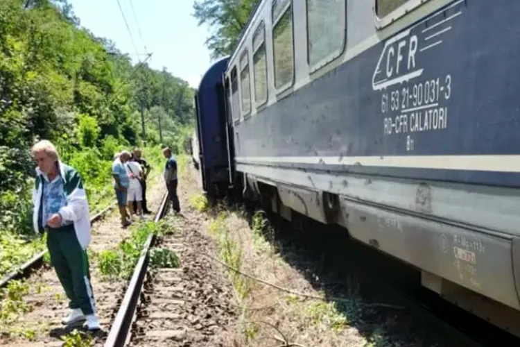 Drumul spre mare, transformat în coșmar! Un tren s-a „rupt” în două în plină călătorie. Ce s-a întâmplat cu pasagerii 