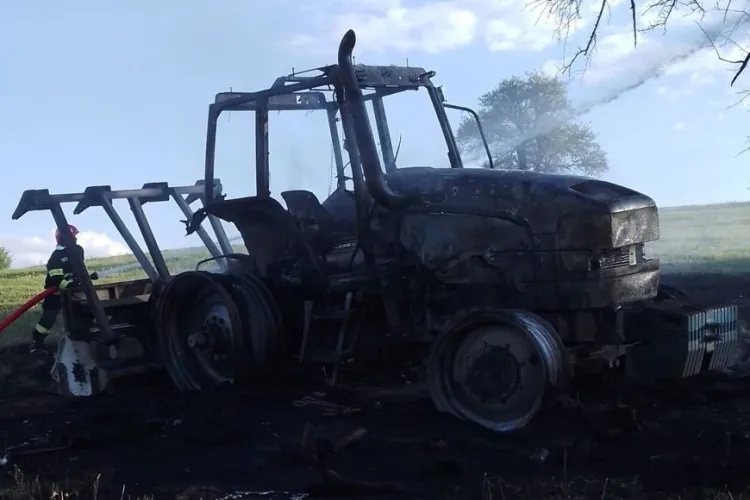 Unui clujean i-a luat foc tractorul în timp ce făcea lucrări pe câmp. Ce a cauzat incendiul care a distrus complet vehiculul FOTO
