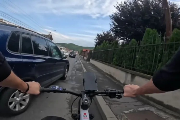 Biciclist, la un pas de a fi lovit de o mașină în Cluj, deși semnalizase regulamentar schimbarea direcției: „Dacă circuli corect, tot nu e bine” VIDEO