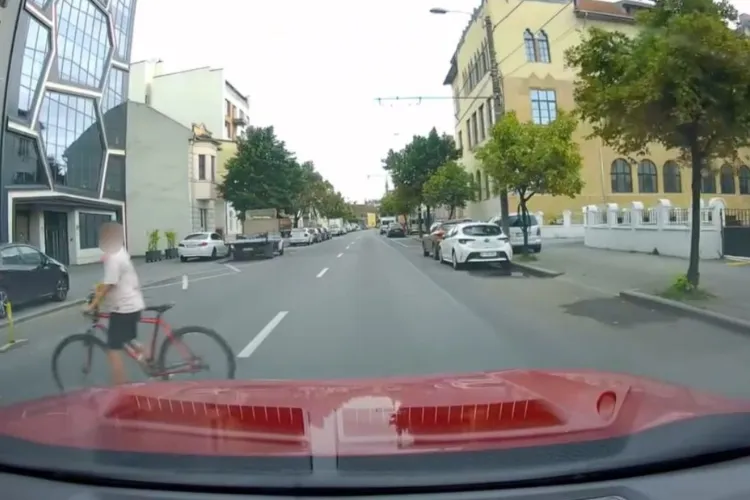 A scăpat ca prin minune: Un copil a ieșit cu bicicleta direct în fața unei mașini, în Cluj. Șoferul l-a evitat cu greu VIDEO
