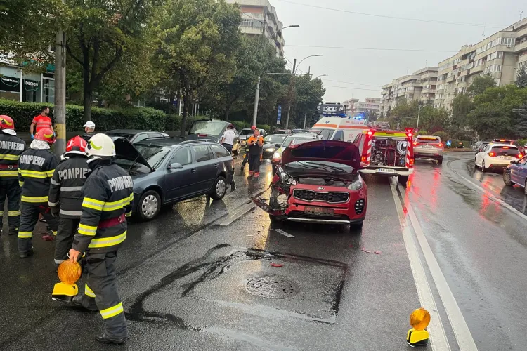 Accident în seara asta pe Calea Mănăștur din Cluj-Napoca. Trei mașini s-au lovit în lanț FOTO