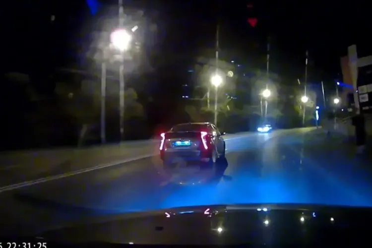 Pericol pe șosea în Cluj-Napoca: Un șofer a circulat pe mijlocul unui drum cu două benzi și a ignorat total flash-urile celui din spate VIDEO