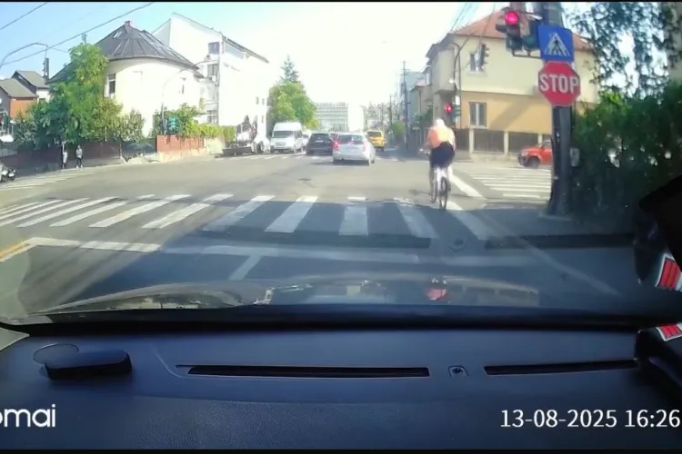 Haos total în trafic, în Cluj-Napoca: Șoferi și biciclist, surprinși ignorând complet semaforul roșu în aceeași intersecție VIDEO